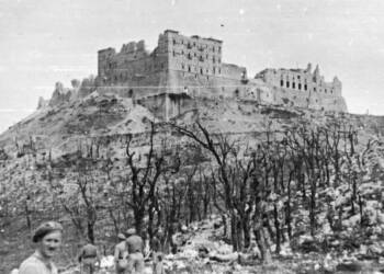 zolnierze 2 korpusu polskiego na pobojowisku na monte cassino klasztor nac 24 447 13 2023 05 18 102157