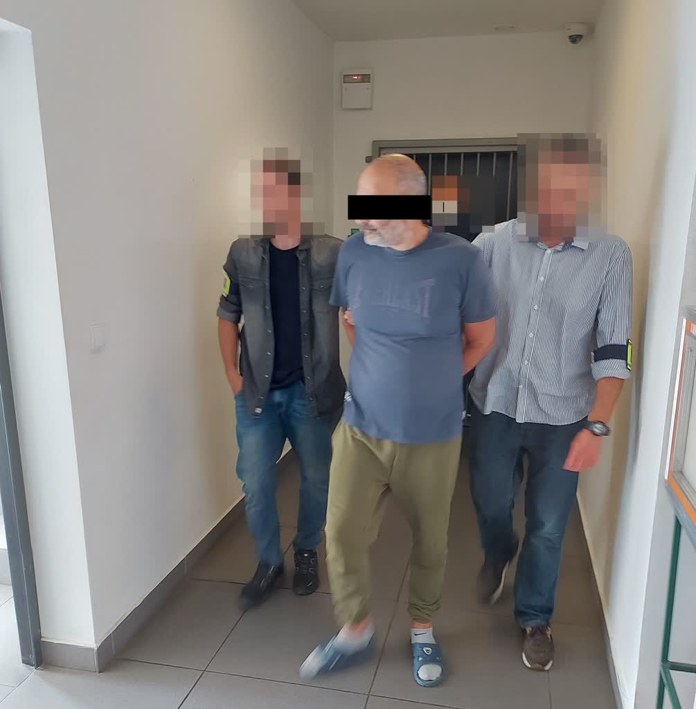 Złodziej próbował otworzyć skradzione auto na oczach policji 2 357-222469.jpg