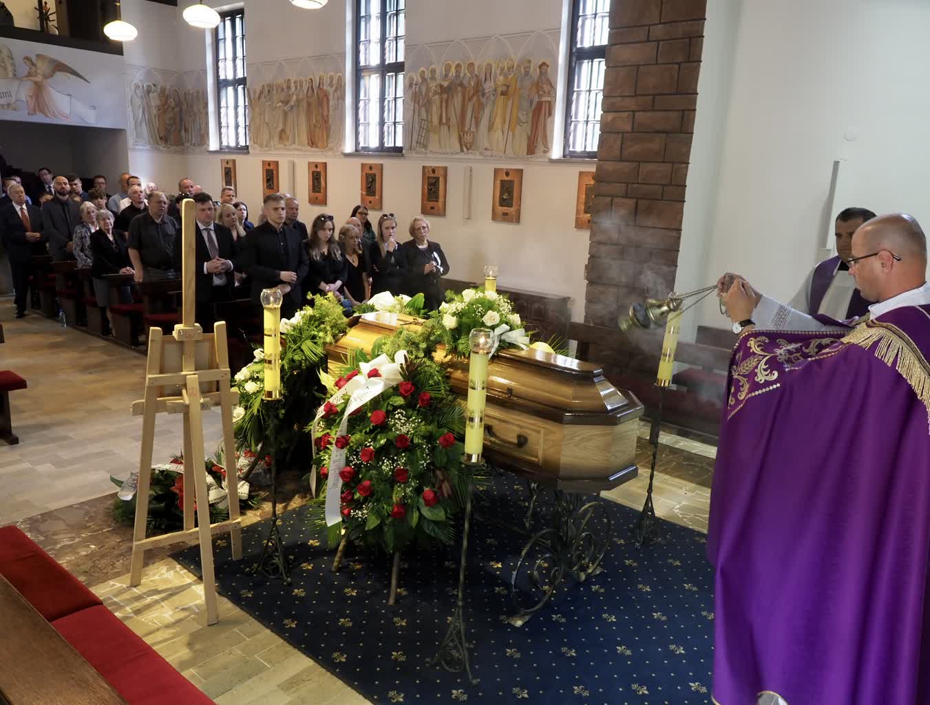 "Była wspaniałym człowiekiem i kierownikiem". Pogrzeb Elżbiety Tatary [ZDJĘCIA[ 2 97a03ac2-b5ff-41db-9458-045183e58e55-2023-06-19-152036.jpg