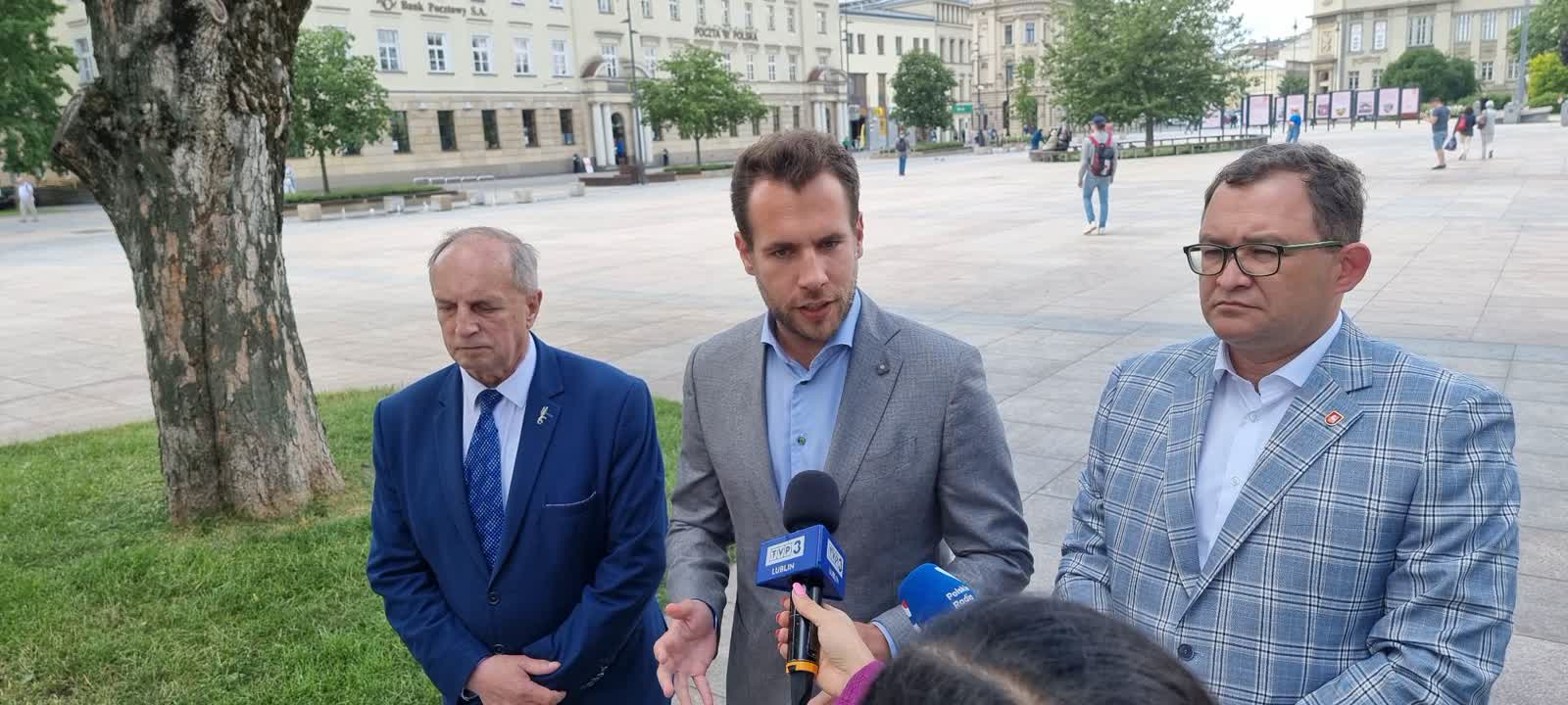 Suwerenna Polska przeciw przymusowej relokacji migrantów 2 Gzik, Kanthak, Bałaban.jpg