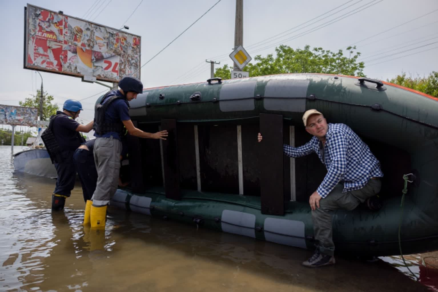Ukraina: w Oleszkach co najmniej dziewięć osób utonęło z powodu wysadzenia zapory 2 net-epa10679745.jpg