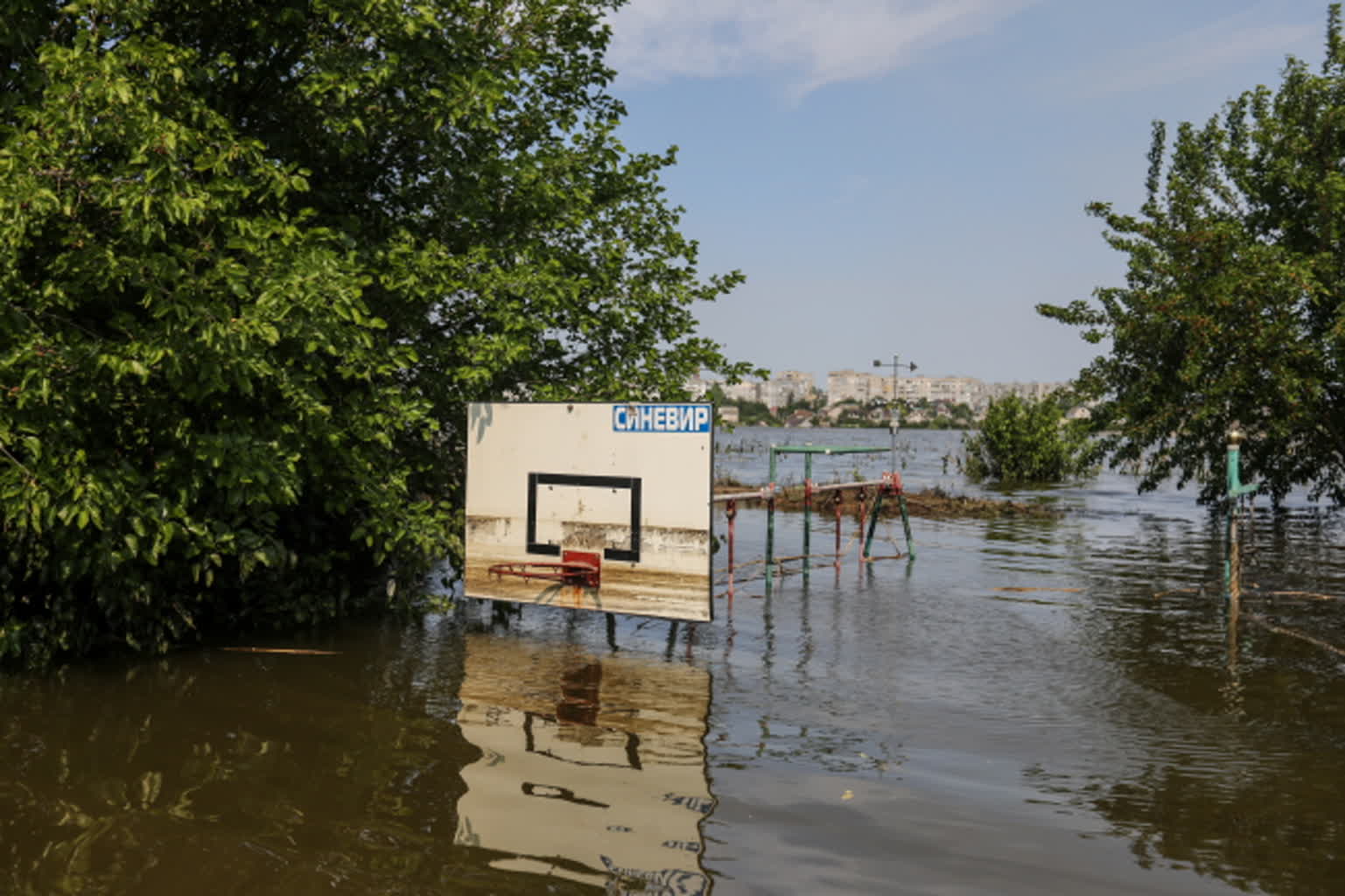 Ukraina: Rosjanie zablokowali Oleszki, wielu mieszkańców zginęło w powodzi 2 net-epa10681873.jpg