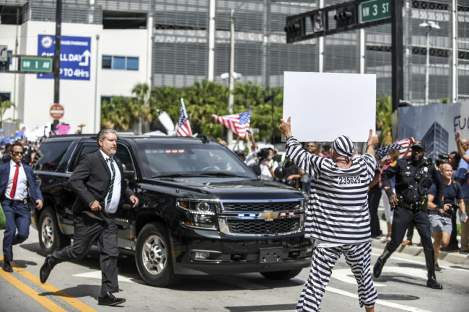 Donald Trump postawiony w stan oskarżenia 3 net-epa10689391.jpeg