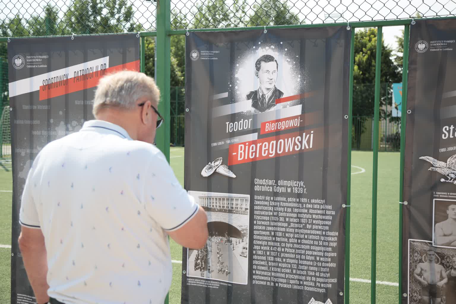 Patriotyczni sportowcy II RP na wystawie IPN 2 WYSTAWA-200623-012.JPG