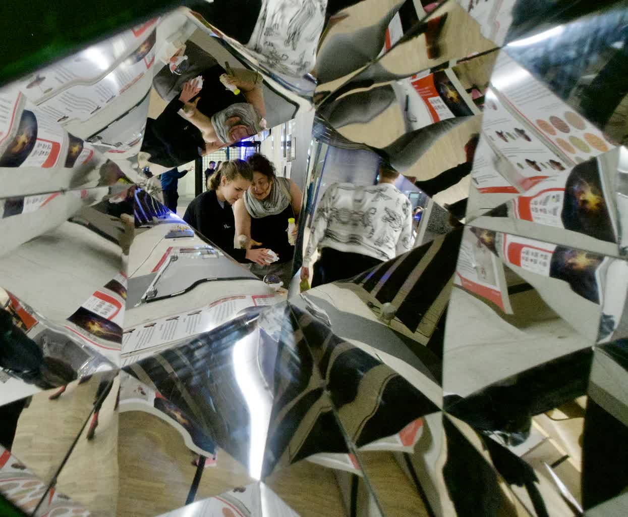 Zmysły i emocje nauki na interaktywnej wystawie 2 zmysły.jpg