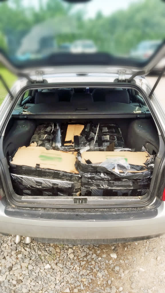 Papierosowa kontrabanda przechwycona w garażach 2 12-240177_g.jpg