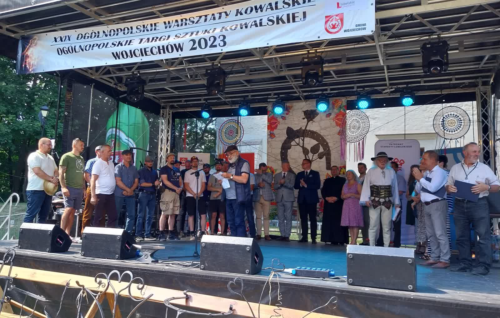 „Tych ludzi łączy technika ognia”. Mistrzowie kowalstwa wykuwali kosze 2 20230709_144006.jpg