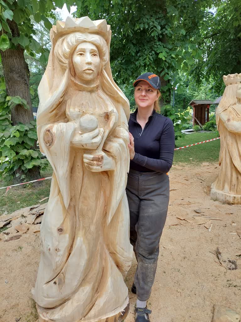 Przed Nałęczowskim Ośrodkiem Kultury stanęły figury szachowe 2 347250140_639910361503518_9015579097935972914_n.jpg