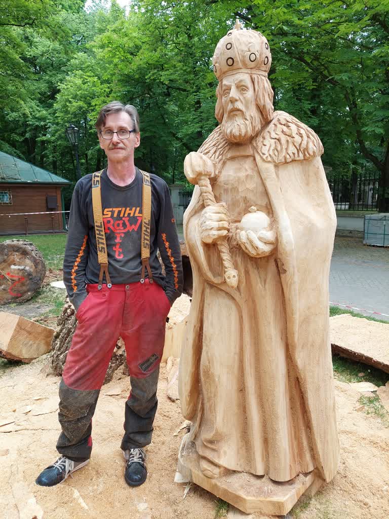 Przed Nałęczowskim Ośrodkiem Kultury stanęły figury szachowe 3 347256422_639910578170163_5427874243323077745_n.jpg