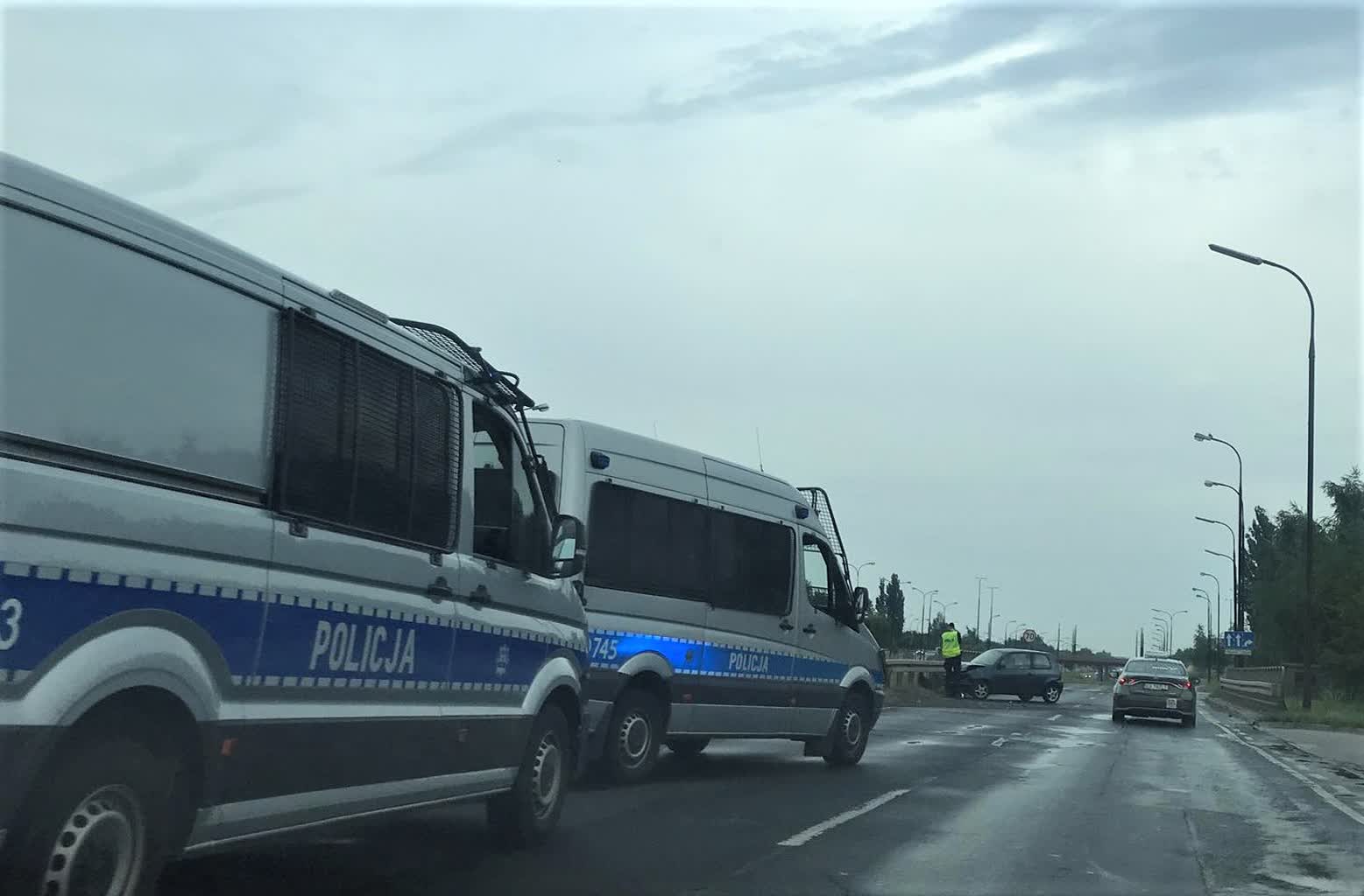 Samochód uderzył w barierki. Utrudnienia na al. Witosa 2 356433511_208698485492351_3950379892194373611_n.jpg