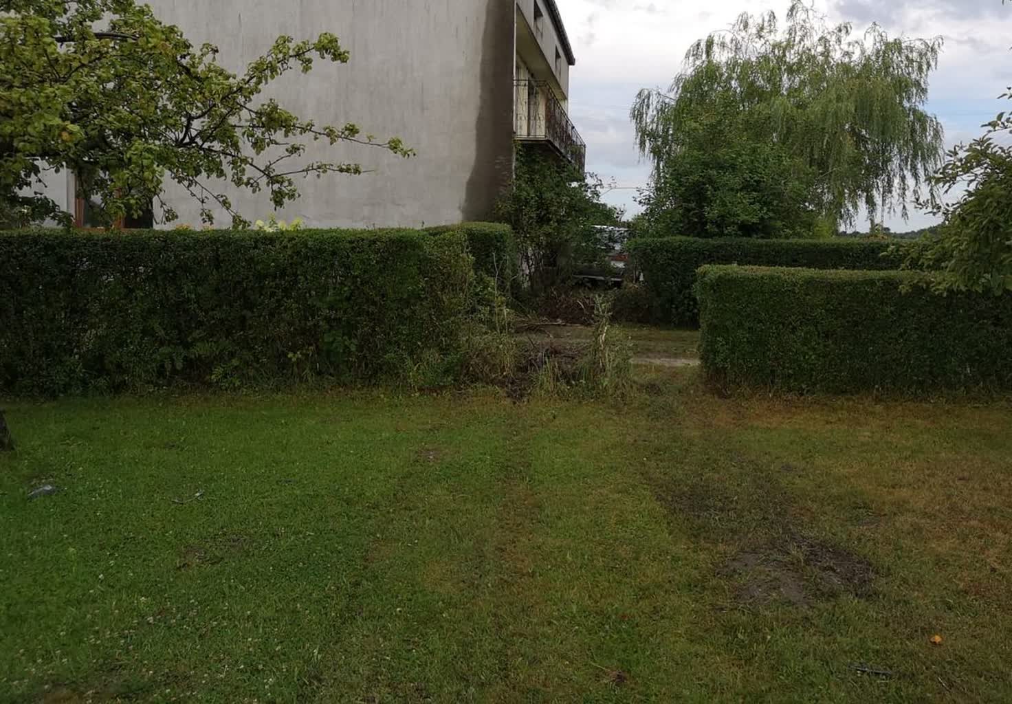 Stratowali ogrodzenie. Nikt nie przyznał się do prowadzenia auta 2 357-225578.jpg