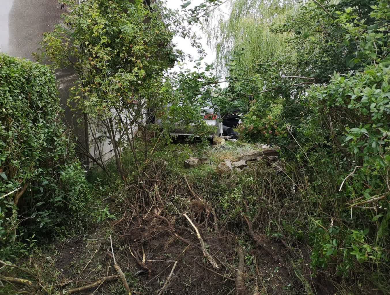 Stratowali ogrodzenie. Nikt nie przyznał się do prowadzenia auta 3 357-225579.jpg