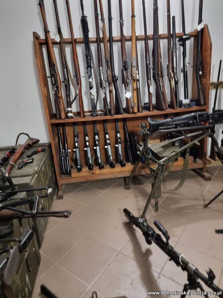 Areszt dla 52-latka podejrzanego o nielegalne posiadanie broni i handel nią 2 411-200314.jpg