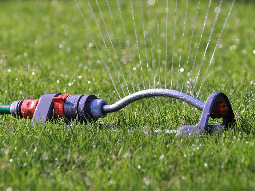 lawn sprinkler 2366751 1920 2022 06 29 172913 2023 07 17 173126