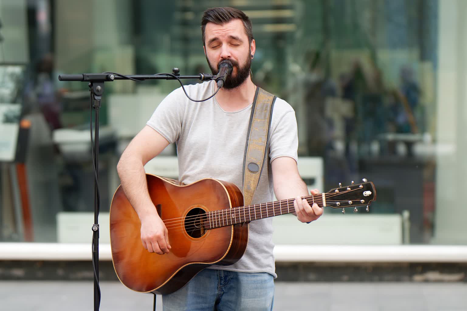 Występują nie tylko dla zarobku. Fenomen grajków ulicznych 2 man-7987032_1280.jpg