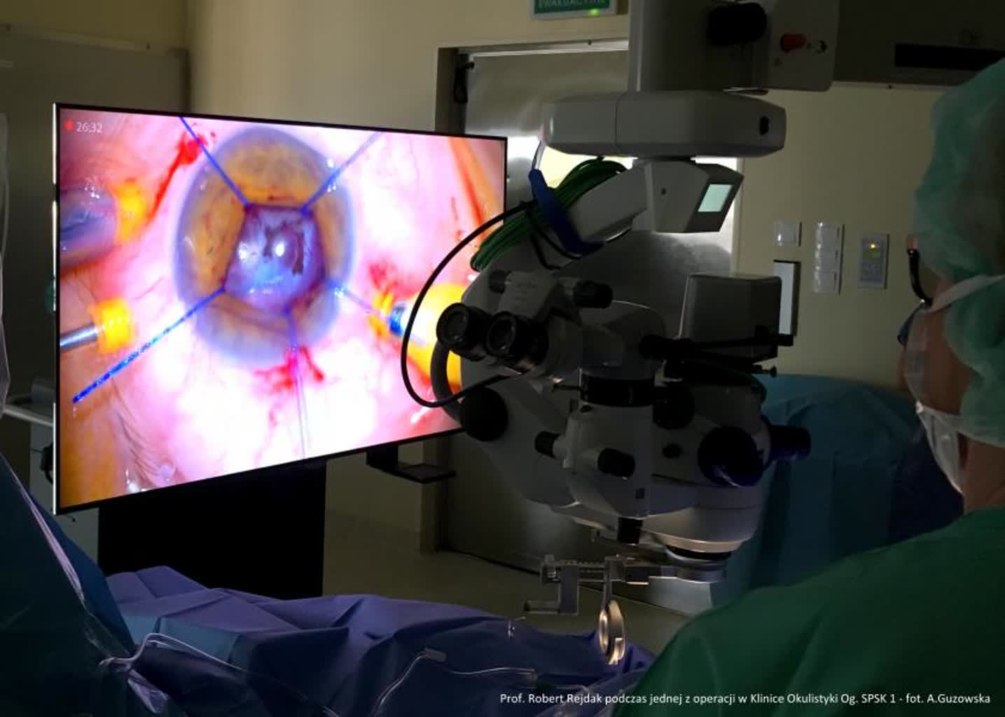 Pierwsza taka operacja w Polsce. Lubelscy lekarze wszczepili "teleskop" 2 prof. Robert Rejdak operacja (fot. A. Guzowska).JPG