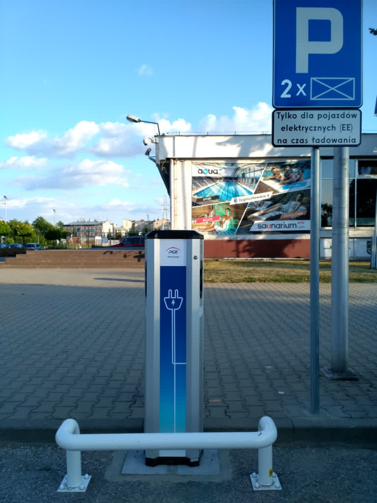 Lublin coraz bardziej elektromobilny. Powstaną nowe stacje ładowania 3 stacja ładowania_Al. Zygmuntowskie_ AQUA Lublin.jpg