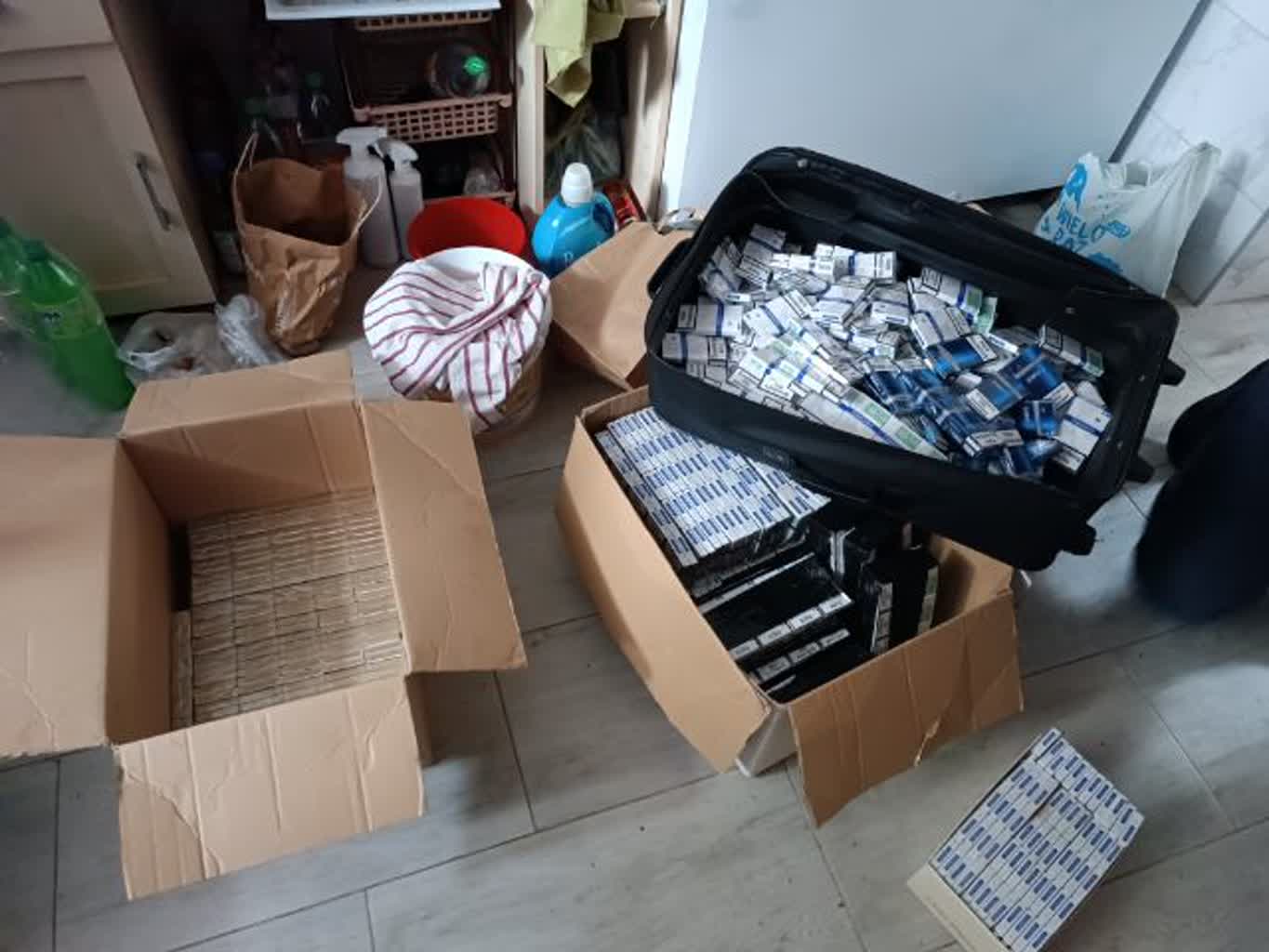 Papierosowa kontrabanda w garażu i pociągu 2 20230801-papierosy1.jpg