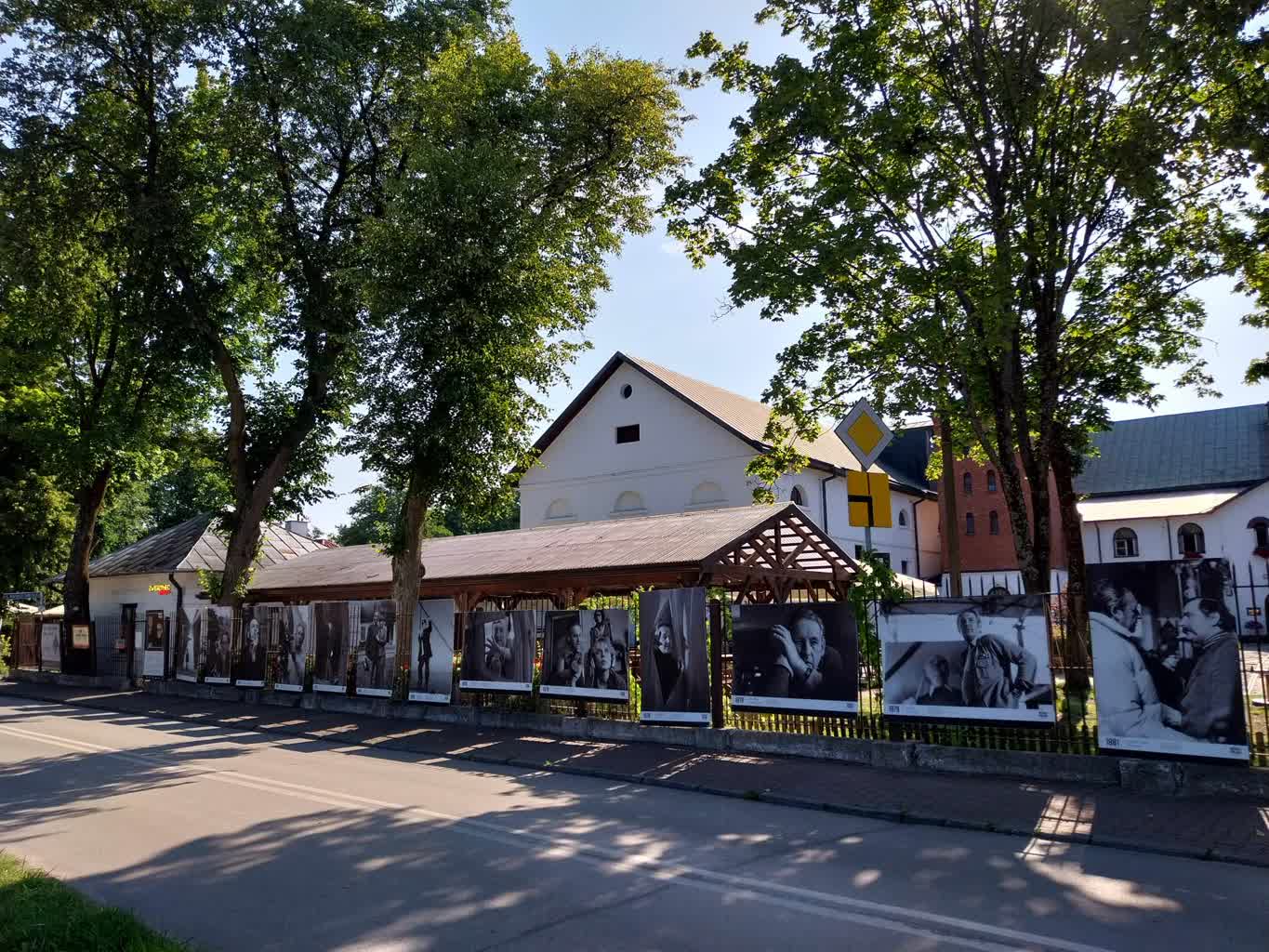 Wielkie kino Wajdy od kulis: wystawa zdjęć z planów filmowych w Zwierzyńcu 2 358826821_296956479681499_3484474569690149155_n.jpg