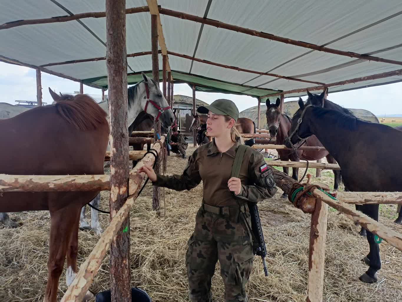 Huzar 2023. Manewry terytorialsów z udziałem koni 2 369630787_312851211272847_7623685911856378020_n.jpg