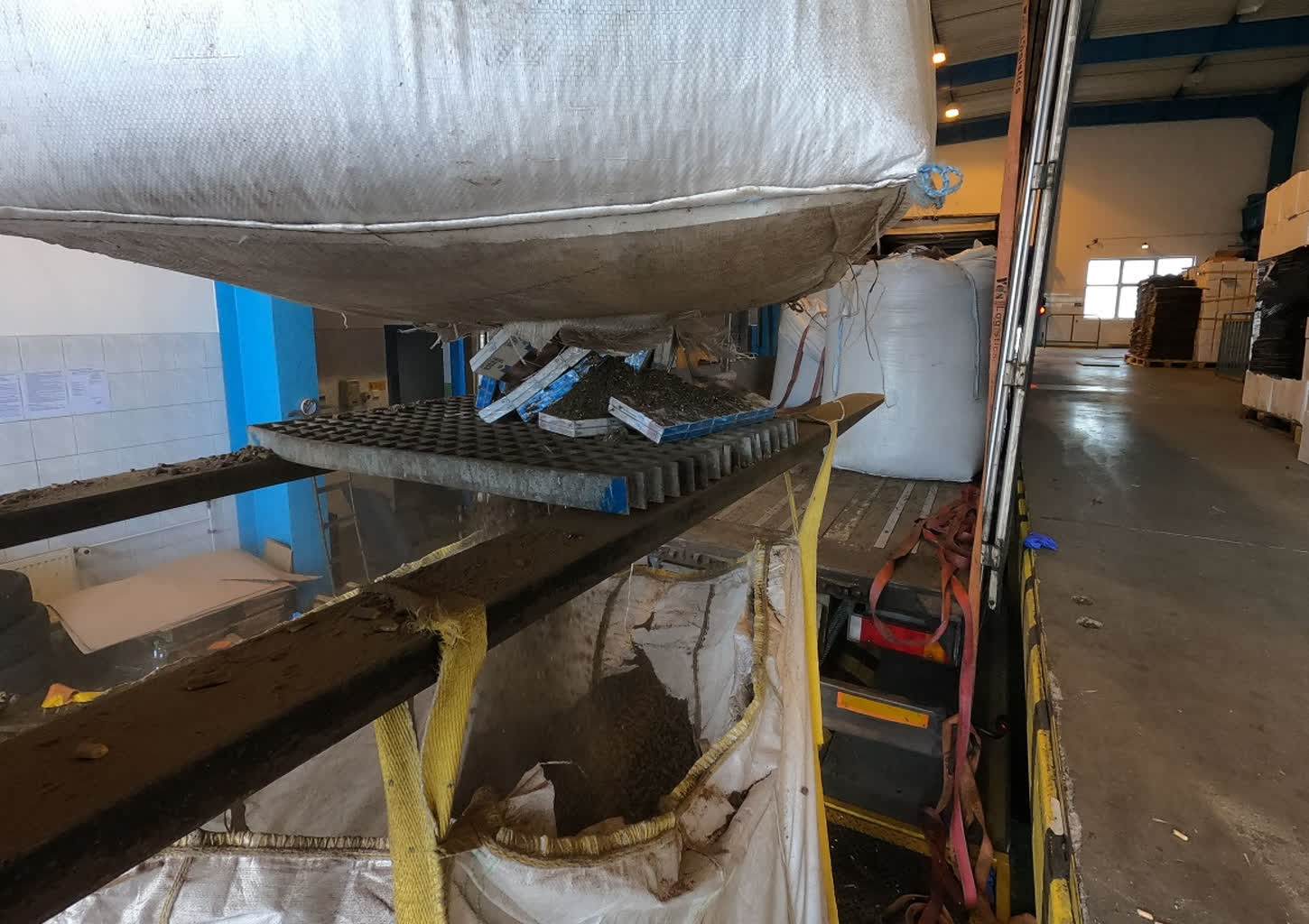 Nieudana próba przemytu. Papierosy ukryte w pellecie 2 article (2).png