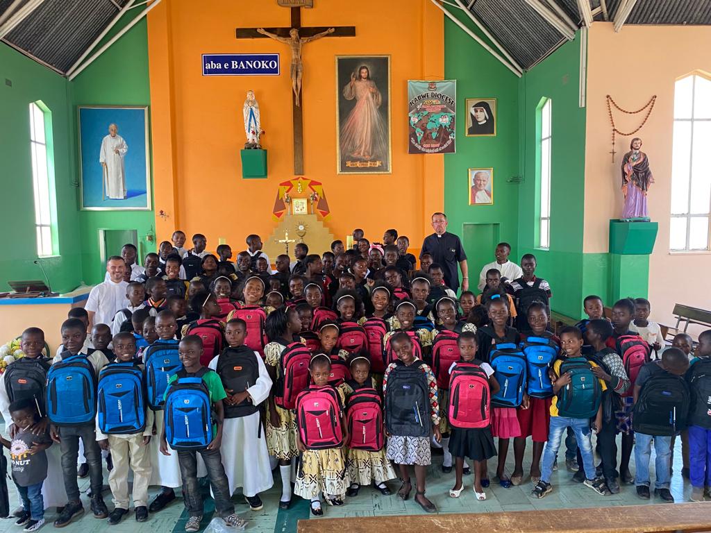 Caritas zbiera tornistry pełne uśmiechu dla Ukrainy 2 plecaki Afryka 2022.jpeg