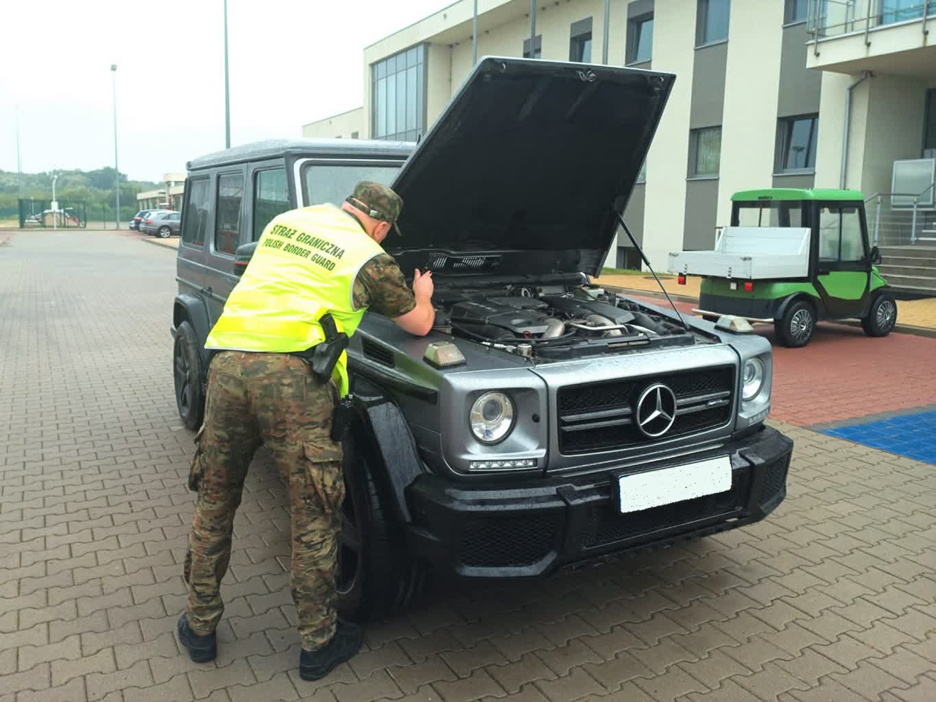 Mercedes z Andory na przejściu w Zosinie. Auto było skradzione 2 12-270886_g.jpg