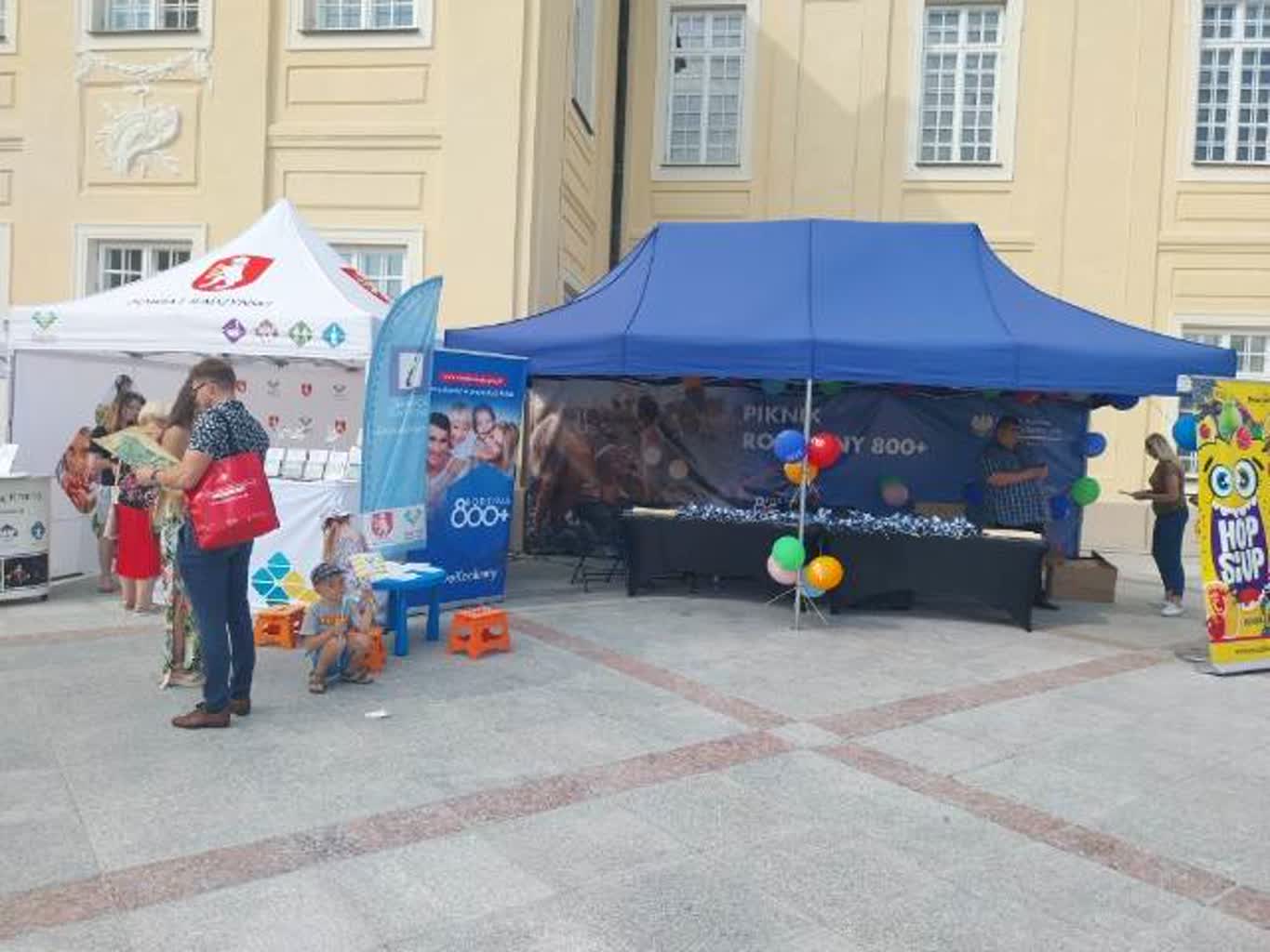 Wspiera rodziny w wychowaniu i edukacji. Piknik promuje 800 Plus 2 372371540_639100698321471_9036244745885450676_n.jpg