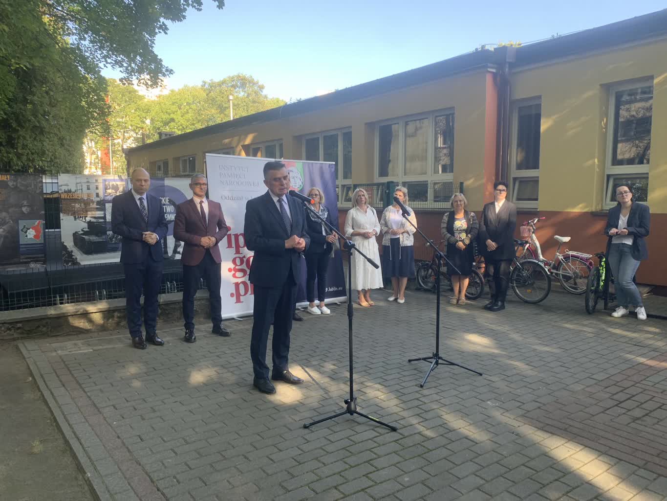 Wystawa o Polskim Państwie Podziemnym na szkolnym ogrodzeniu 2 381694051_864878225004727_4880849339087814103_n.jpg