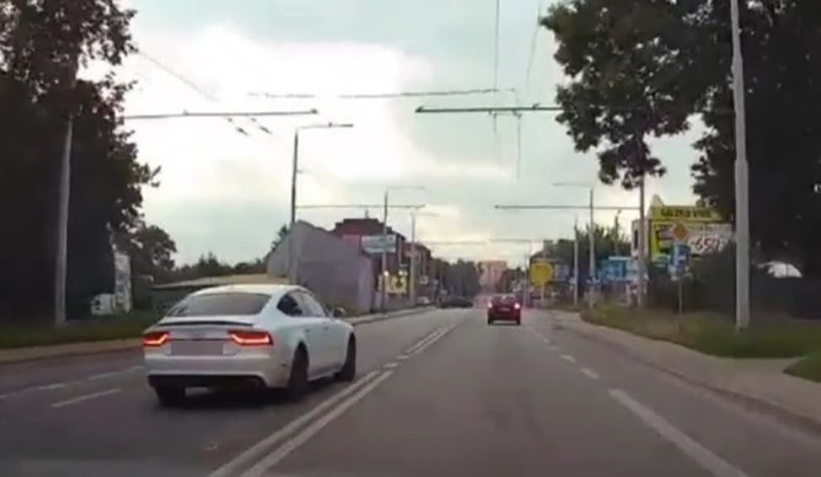 20-latek za kierownicą fałszywego „radiowozu". Odpowie za szereg wykroczeń 2 68-227459.jpg