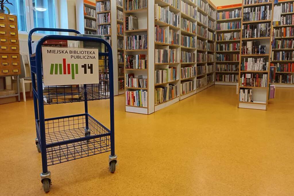 biblioteka szpitalna widok na regaly z ksiazkami 2023 09 01 191102