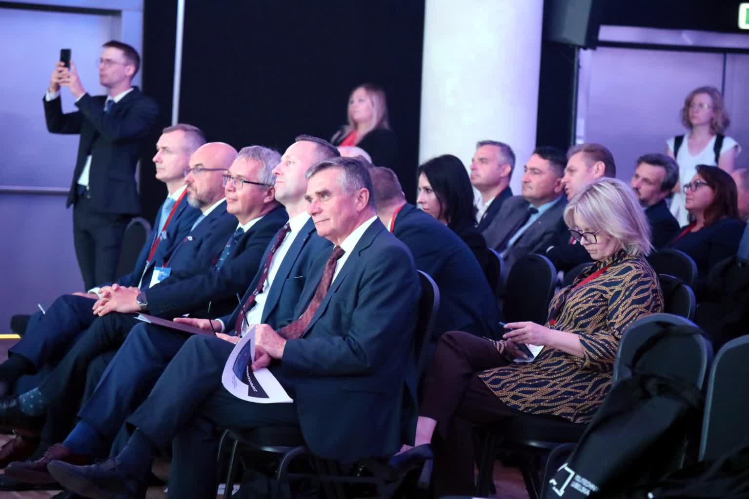 NFZ: więcej pieniędzy na świadczenia i wynagrodzenia 2 biznes 6.jpg