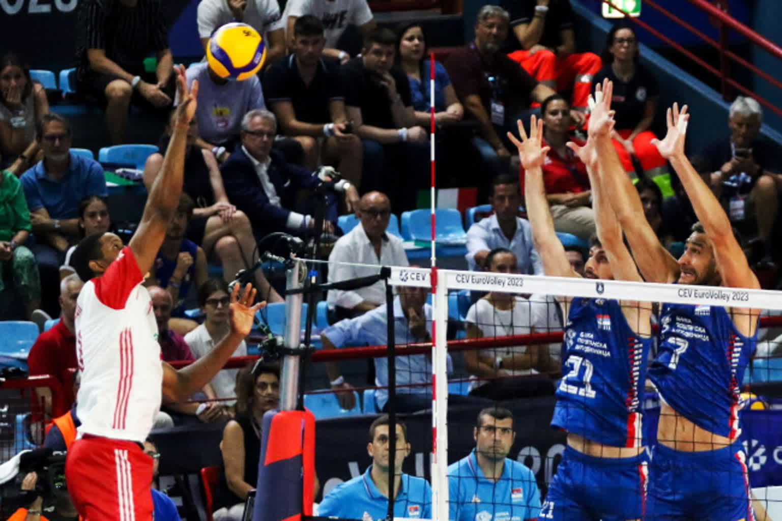 Polscy siatkarze pokonali Serbów i awansowali do półfinału! 2 net-epa10856651.jpg