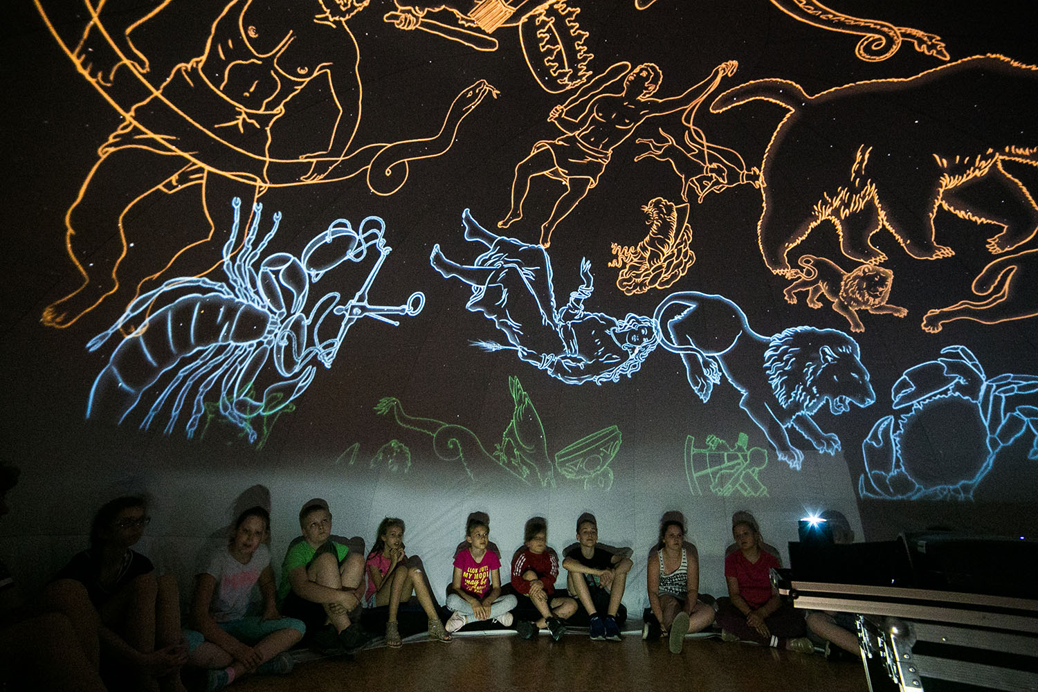 "To ogromna atrakcja". Kosmos przybył do szkoły 2 Planetobus - fot. Piotr Molędzki (9).jpg