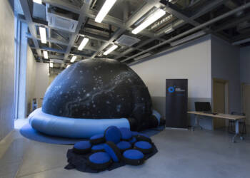 planetobus kopula mobilnego planetarium centrum nauki kopernik w warszawie 2023 09 26 070825