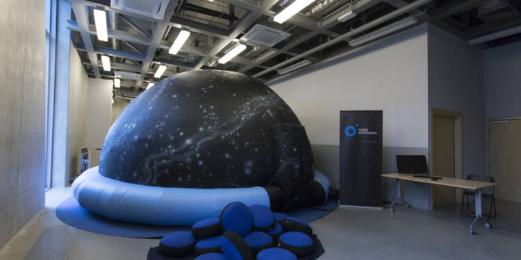 planetobus kopula mobilnego planetarium centrum nauki kopernik w warszawie 2023 09 26 070825