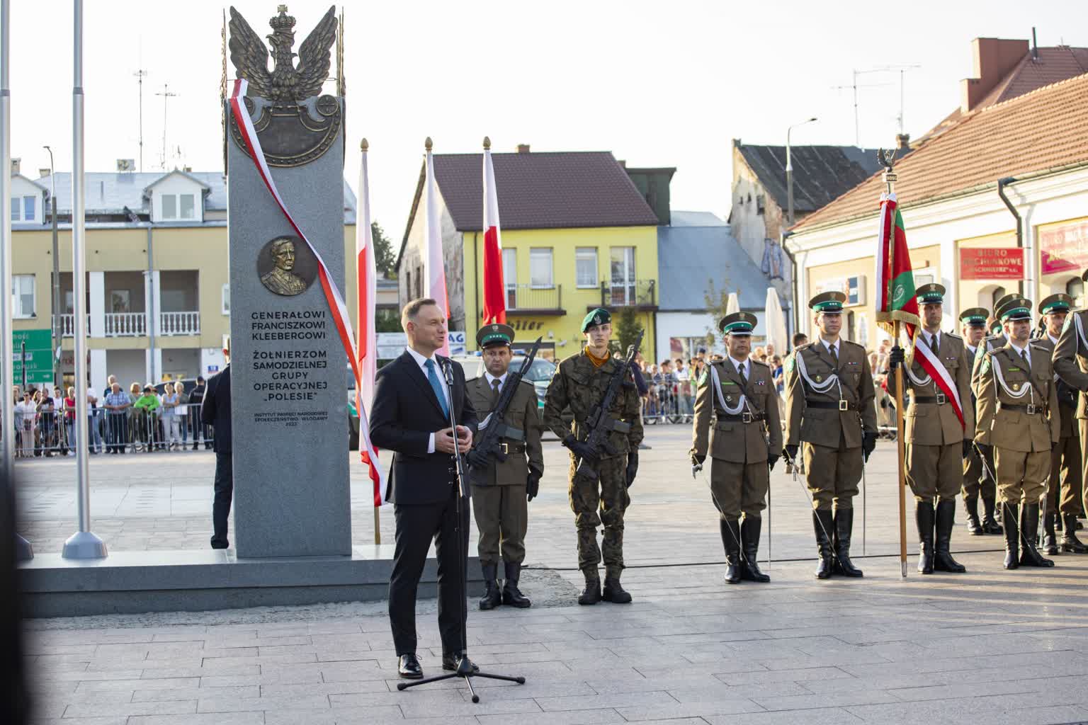 Pomnik poświęcony bohaterom w centrum Włodawy. Zastąpił kontrowersyjnego poprzednika 2 pomnik 10.jpg