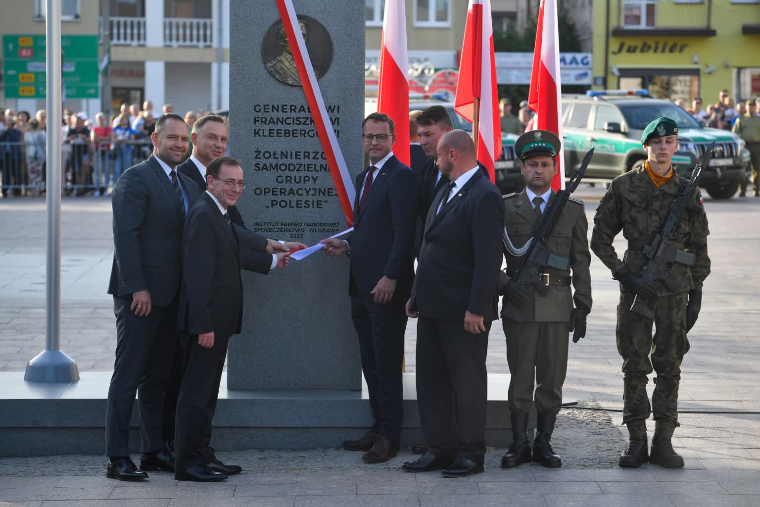 Pomnik poświęcony bohaterom w centrum Włodawy. Zastąpił kontrowersyjnego poprzednika 3 pomnik 4.jpg