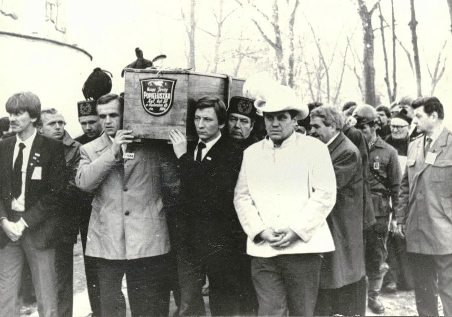 39 lat temu zamordowano ks. Jerzego Popiełuszkę 6 1280px-Funeral_Popieluszko_Europeana_(13).jpg
