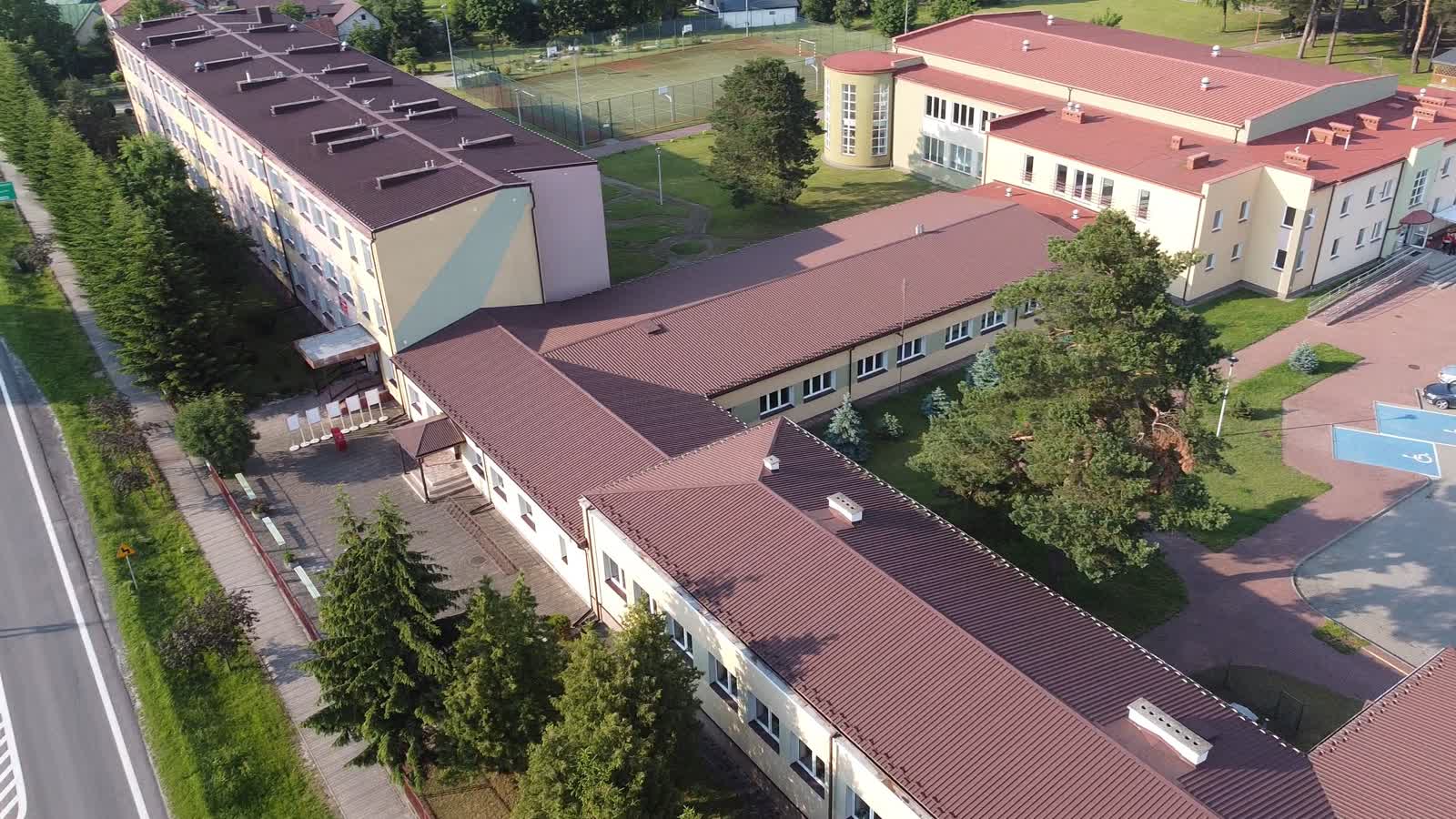 Jubileusz z niespodzianką. Szkoła w Lubyczy obchodzi 70-lecie 2 387532578_318582530858374_4716346910845969083_n.jpg