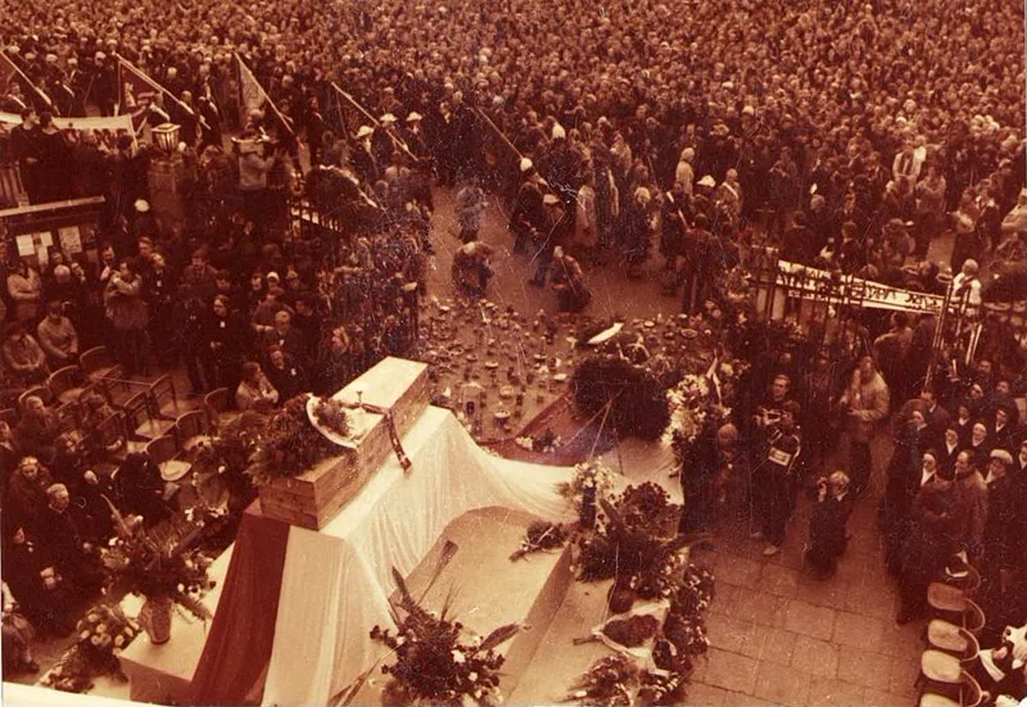 39 lat temu zamordowano ks. Jerzego Popiełuszkę 4 800px-Funeral_Popieluszko_Europeana_(31).jpg