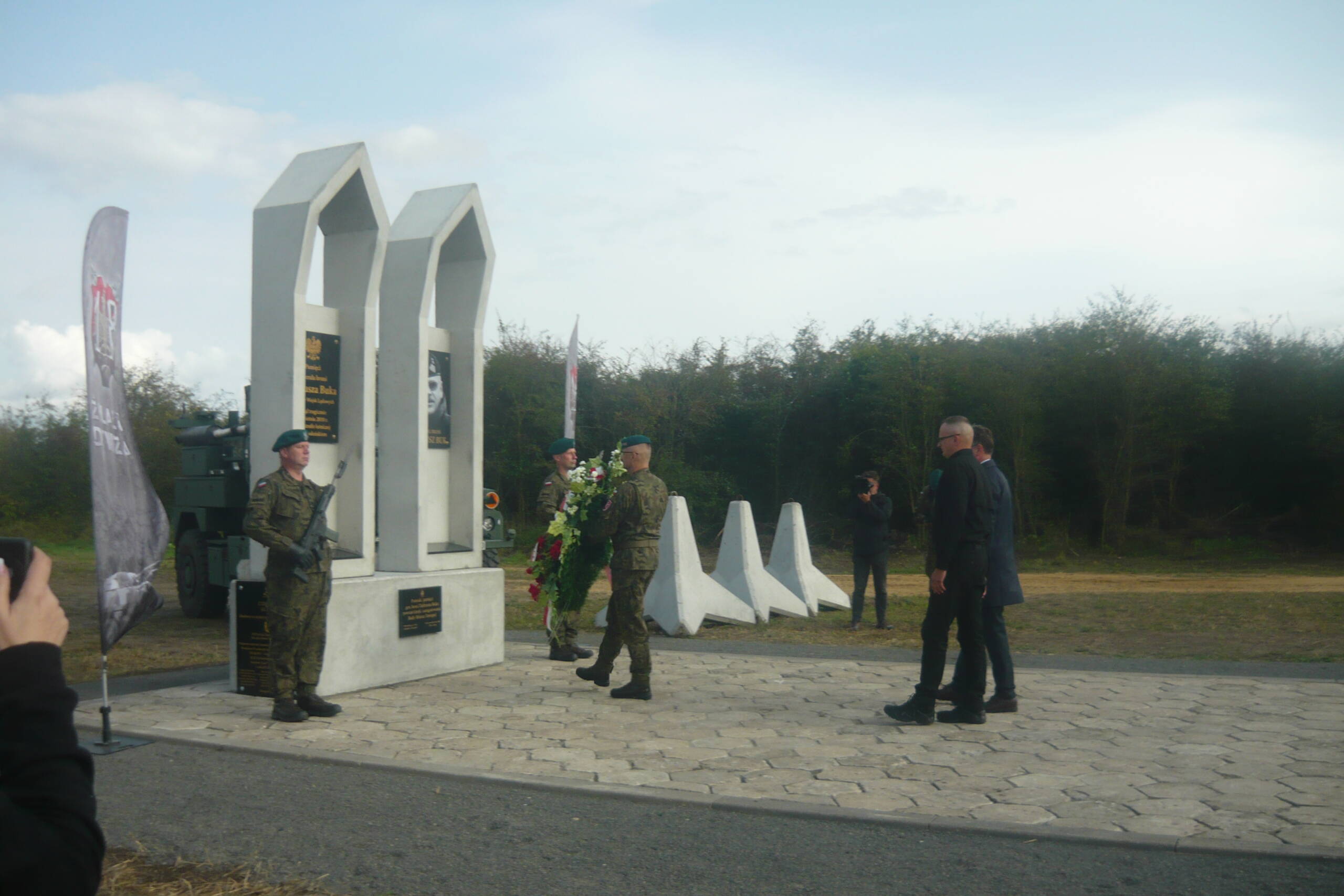 Generał Tadeusz Buk uhonorowany pomnikiem w Terespolu 2 P1050216.JPG