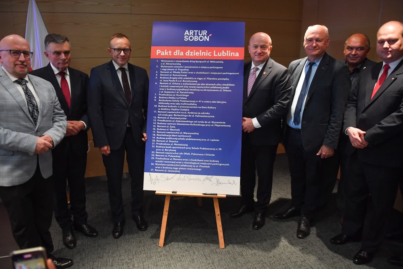 Wiceminister Soboń i wojewoda Sprawka podpisali Pakt dla dzielnic Lublina 2 plan 2.jpg