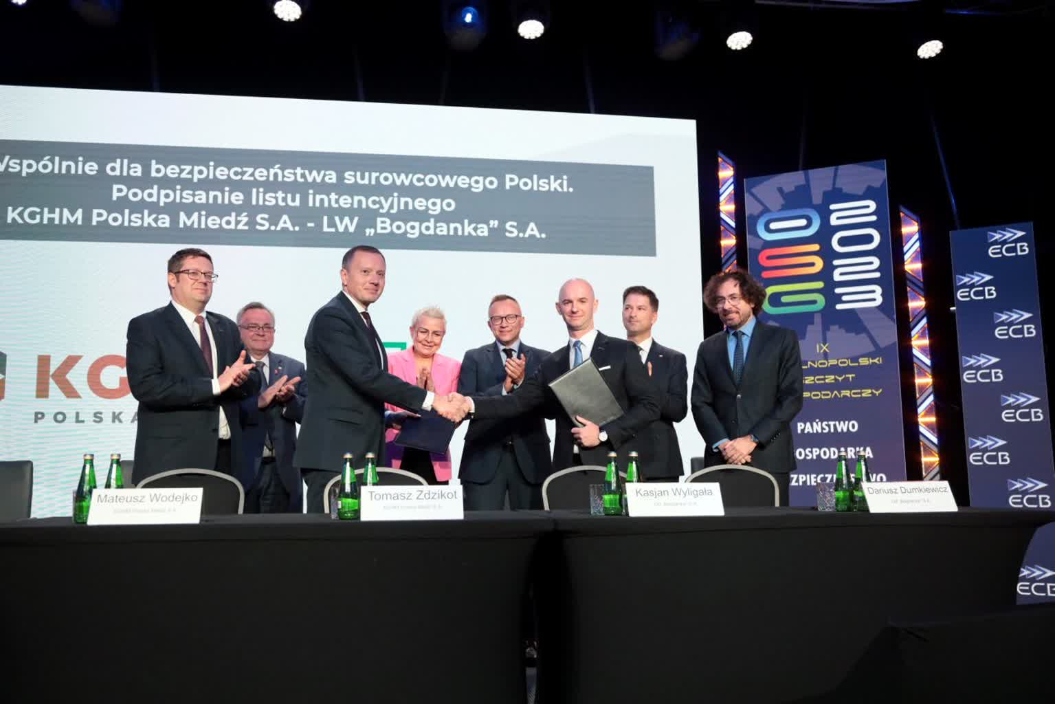 Premier: Polska może stać się światowym liderem atrakcyjności dla zagranicznych inwestorów 2 pm_szczyt-091023-021-2023-10-09-134832.jpg