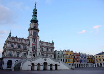 2020-03-31T18:13:48:01 ,  Fot. Piotr Michalski  2020.03.31. ZAMOSC . MIASTO PODCZAS EPIDEMIA WIRUS SARS-COV-2 , COVID-19 .
FOT. PIOTR MICHALSKI *** Local Caption *** URZAD MIASTA . 
RATUSZ .