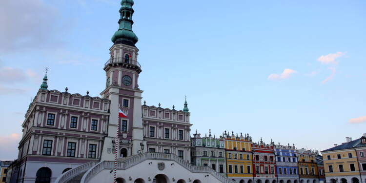 2020-03-31T18:13:48:01 ,  Fot. Piotr Michalski  2020.03.31. ZAMOSC . MIASTO PODCZAS EPIDEMIA WIRUS SARS-COV-2 , COVID-19 .
FOT. PIOTR MICHALSKI *** Local Caption *** URZAD MIASTA . 
RATUSZ .