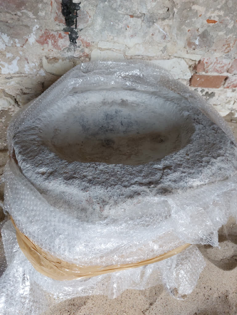 Zabytkowy kamień w grocie przy zamku. Jakie jest jego pochodzenie? 3 20231114_083747.jpg