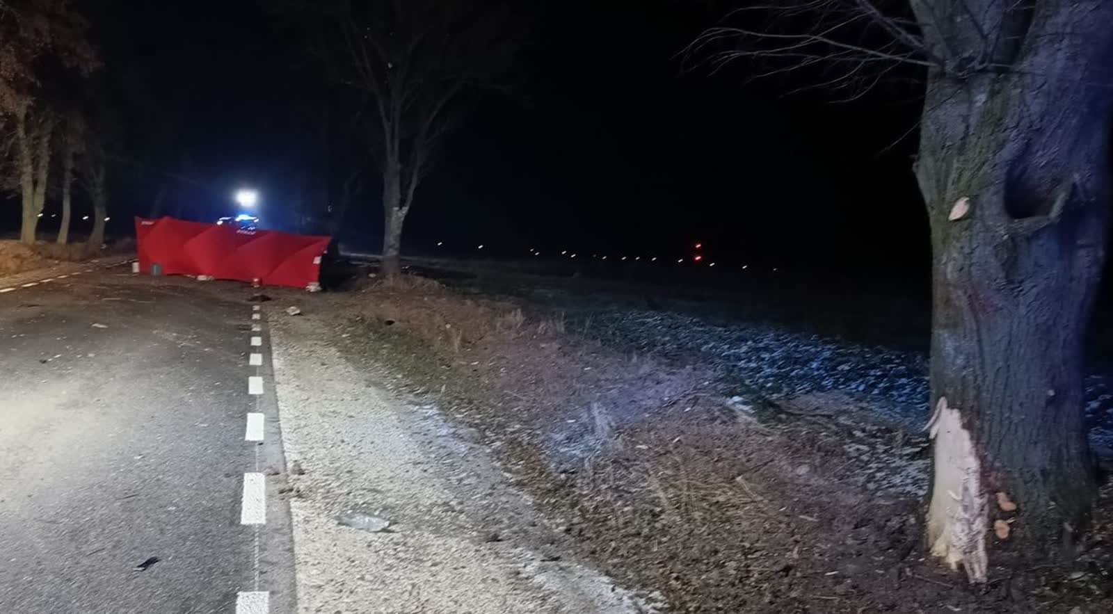 Nocny wypadek w powiecie ryckim. Nie żyje kierowca 2 357-231881.jpg