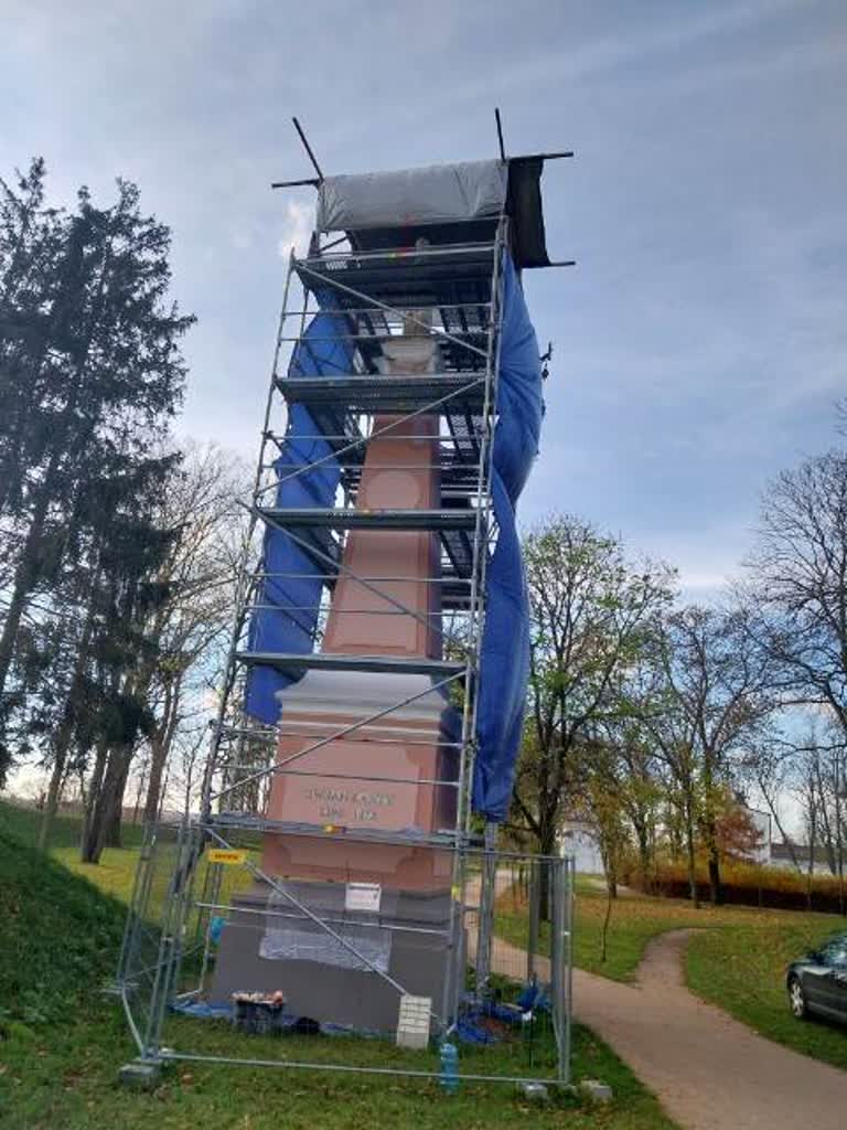 "Nabierze świeżego wyglądu". Tajemniczy pomnik w Białej Podlaskiej doczekał się remontu 2 380438104_1507978546683391_7604816069781207517_n.jpg