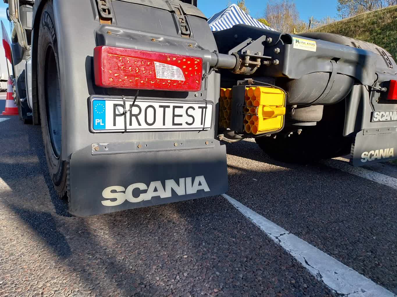 Protest przewoźników. Kolejki ciężarówek przed przejściami granicznymi z Ukrainą 2 396617674_377946824561949_6076178254900244926_n.jpg